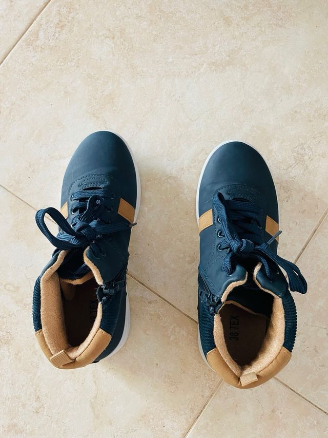 Botín niño azul y camel