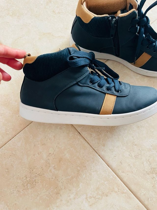 Botín niño azul y camel