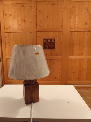 Lampada da tavolo in legno e tessuto