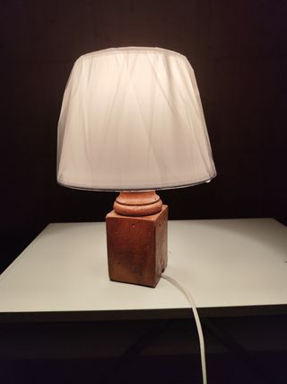 Lampada da tavolo in legno e tessuto