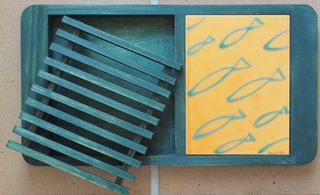 Tabla de madera y cerámica con peces