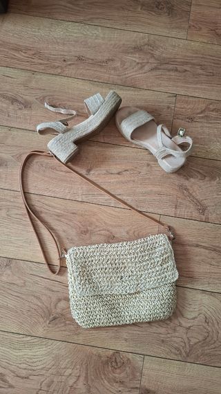Sandalias y bolso de rafia