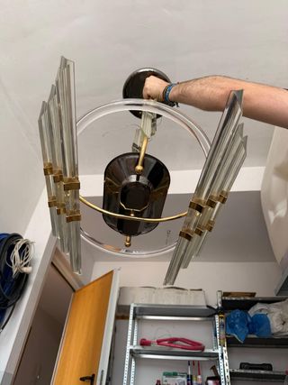 Lámpara de techo colgante dorada y transparente