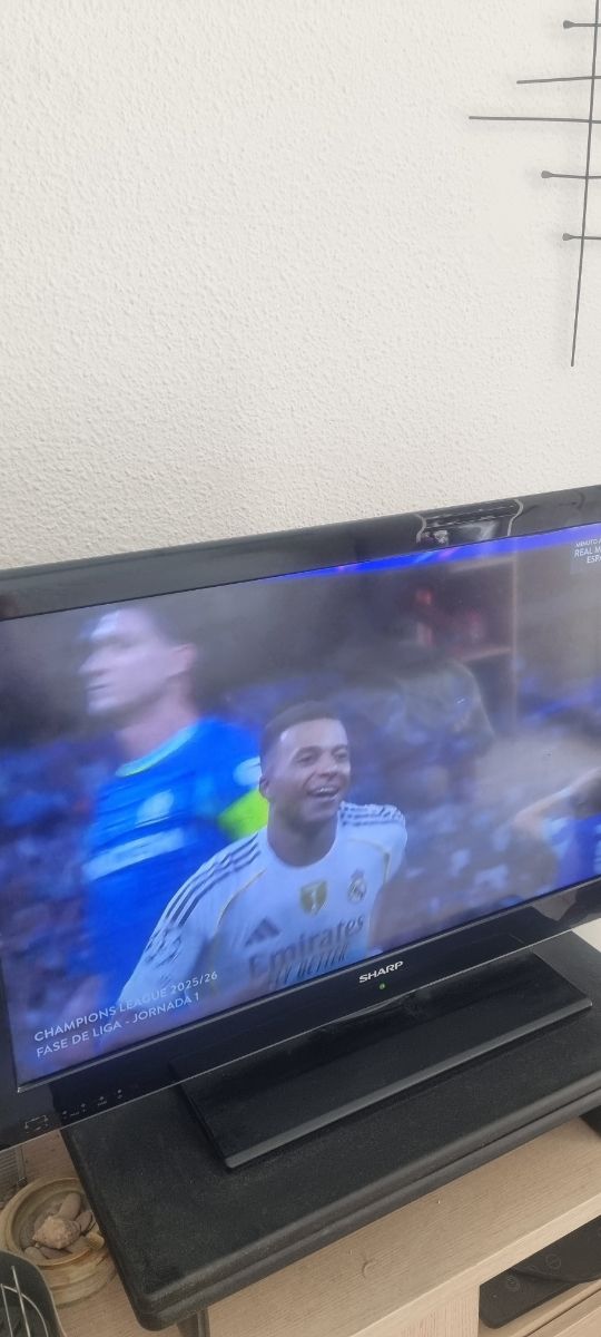 Televisión Sharp Negra.