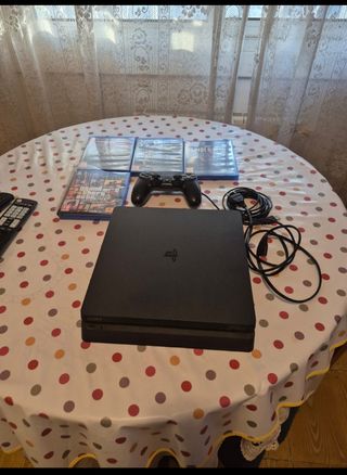 PS4 (PlayStation 4) Negra + Mando y 5 Juegos