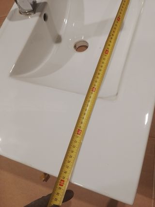 Lavabo de baño con grifo