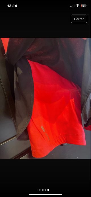 Pantalón deportivo negro y naranja