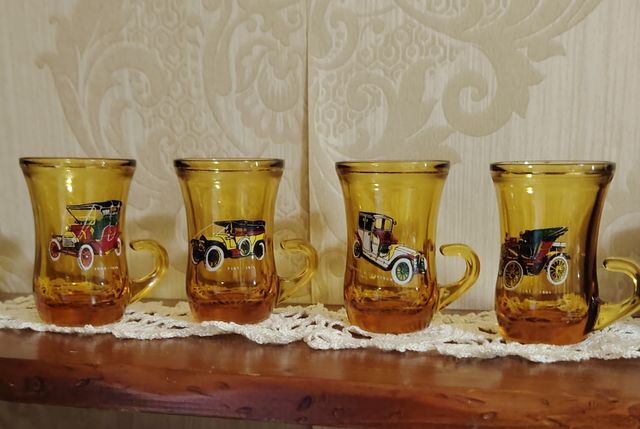 Bicchierini vintage con auto d'epoca