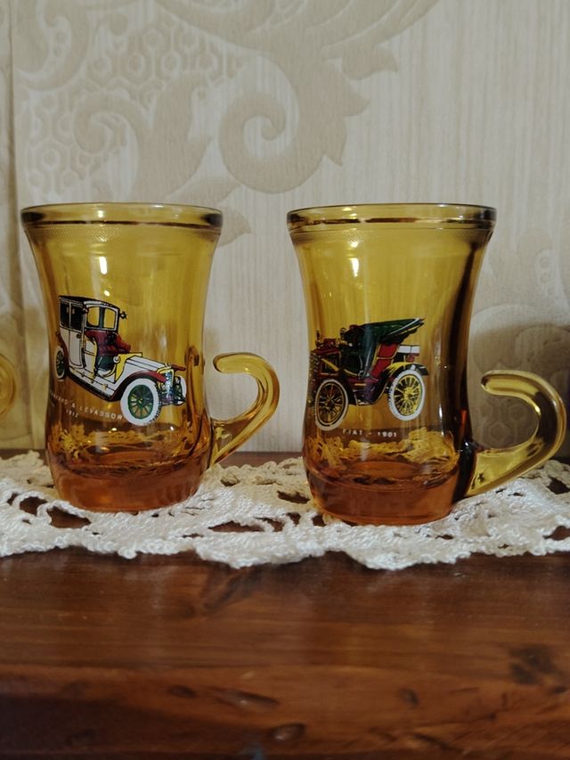 Bicchierini vintage con auto d'epoca