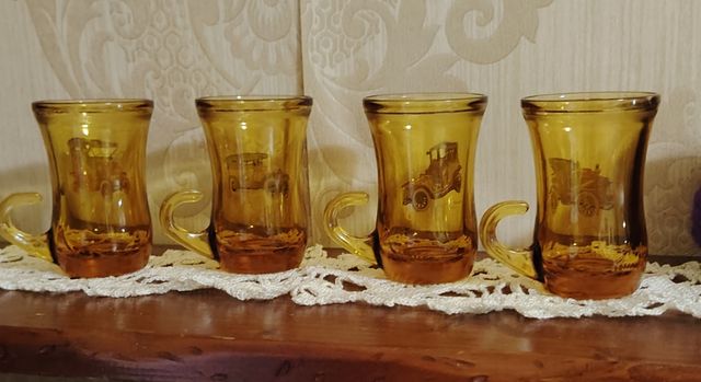 Bicchierini vintage con auto d'epoca