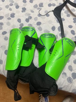 Espinilleras Kipsta niño talla M 10 5 cada par