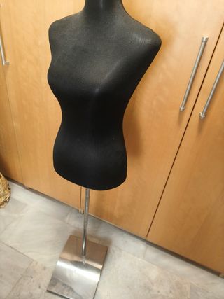 Maniquí negro para ropa