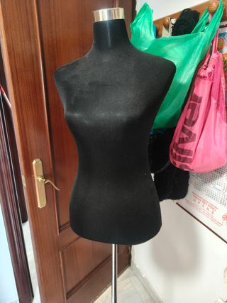 Maniquí negro para ropa