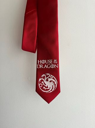 Corbata Roja La Casa del Dragón Juego de Tronos