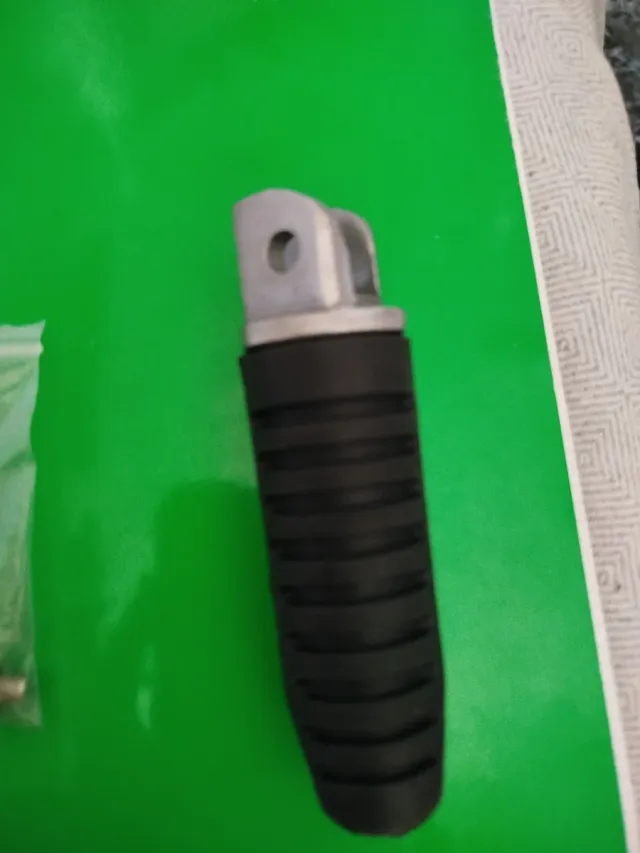 1 Reposapiés Delantero Suzuki parte derecha