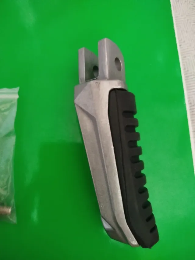 1 Reposapiés Delantero Suzuki parte derecha