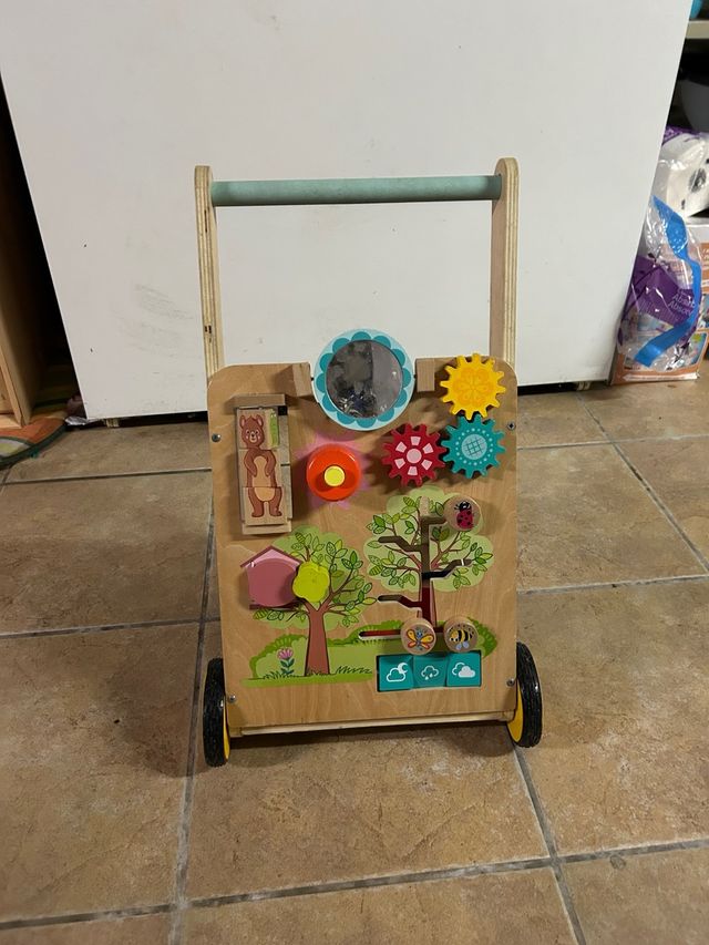 Correpasillos de madera con actividades