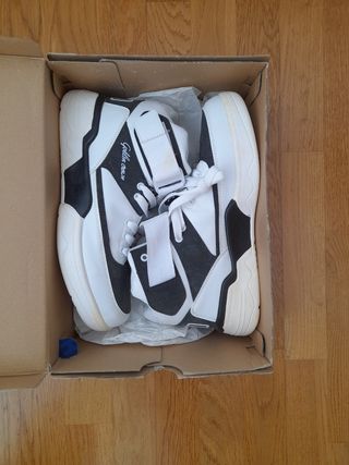 Zapatillas deportivas blancas y negras