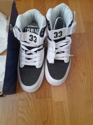 Zapatillas deportivas blancas y negras