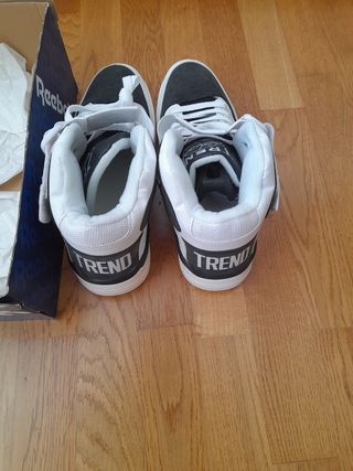 Zapatillas deportivas blancas y negras