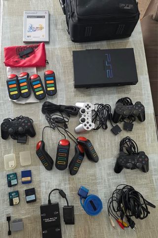 Consola PlayStation 2 con muchos accesorios.