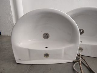 2 lavabi, 2 colonne e 2 rubinetti