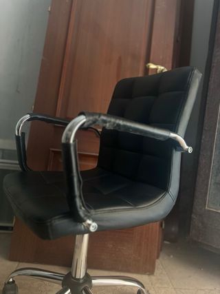 dos sillas de peluquería 