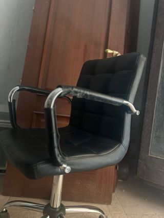 dos sillas de peluquería 