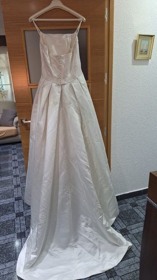 Vestido de Novia Blanco con chaqueta de pedrería 