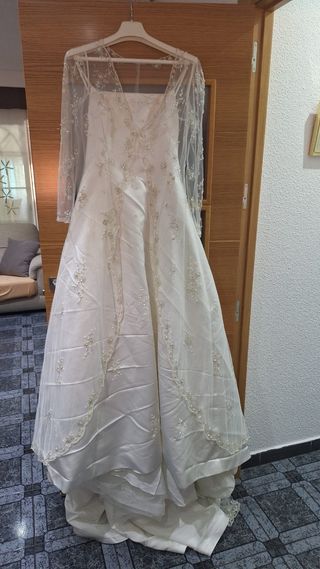 Vestido de Novia Blanco con chaqueta de pedrería 