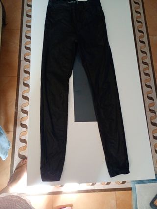 Pantalones efecto cuero Stradivarius negros