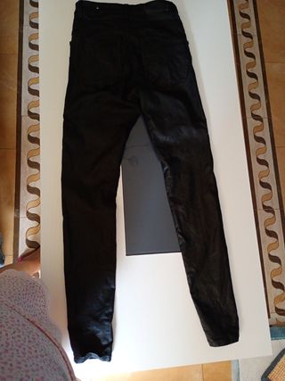 Pantalones efecto cuero Stradivarius negros