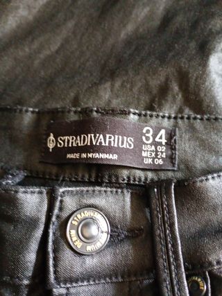 Pantalones efecto cuero Stradivarius negros