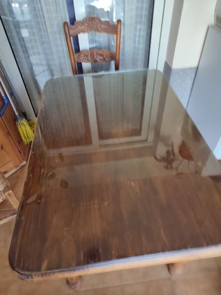 Mesa de madera con 4 sillas