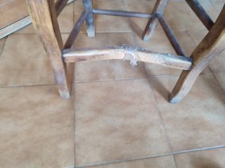 Mesa de madera con 4 sillas