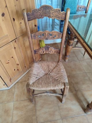 Mesa de madera con 4 sillas