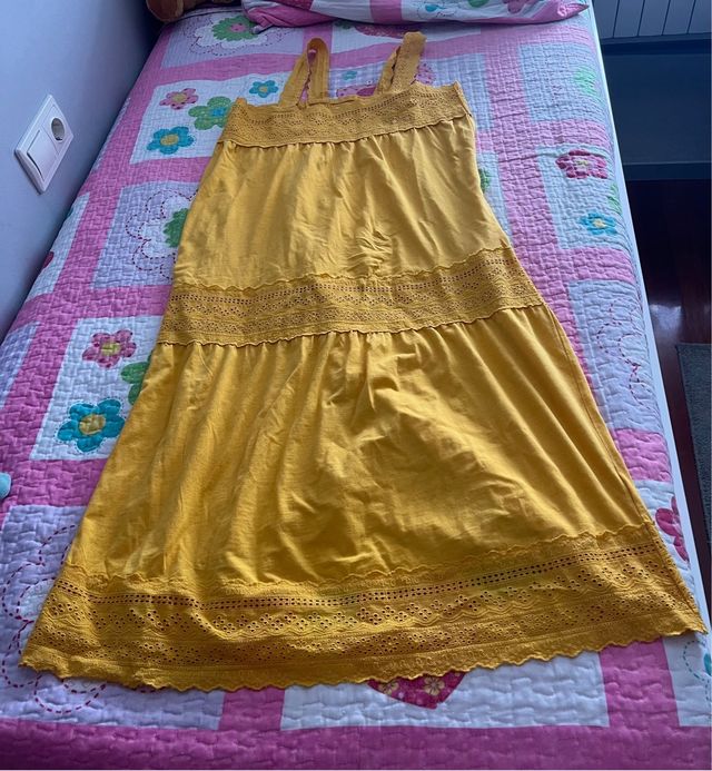 Vestido largo amarillo con encaje