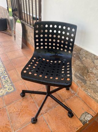 Silla de oficina negra con ruedas