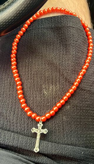Collar de cuentas rojas con colgante de cruz