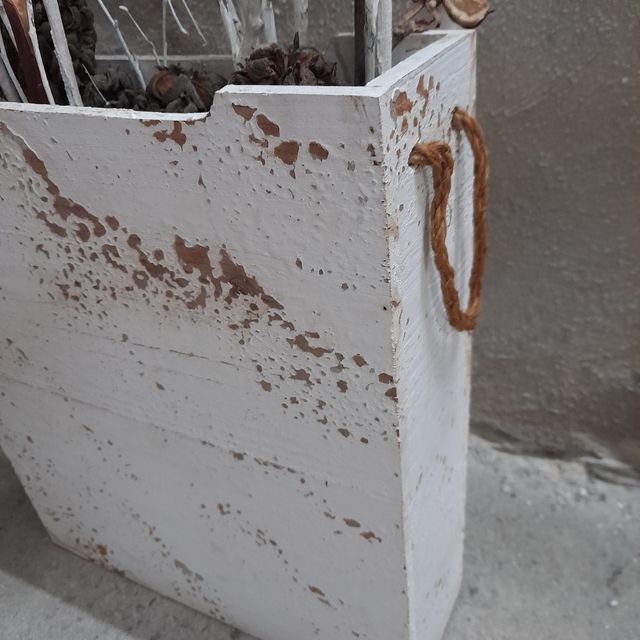 Florero de madera blanco