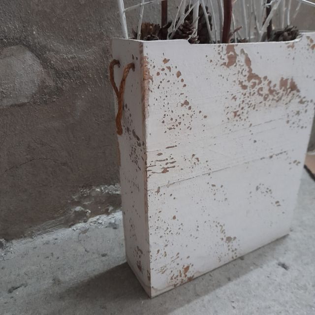 Florero de madera blanco