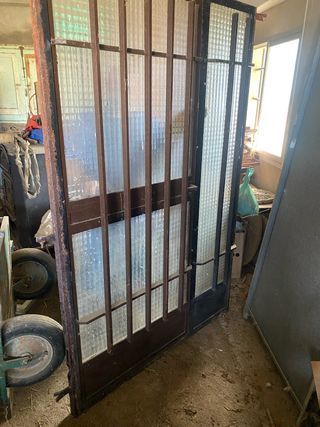 Puerta de hierro con cristal y reja