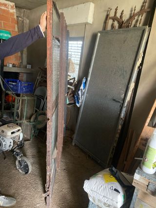 Puerta de hierro con cristal y reja