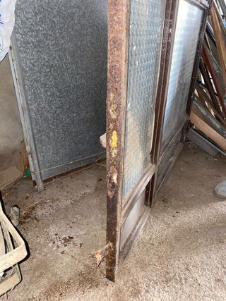 Puerta de hierro con cristal y reja