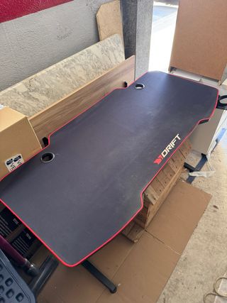 Mesa Gaming Drift Negra  Borde Rojo
con alfombra 