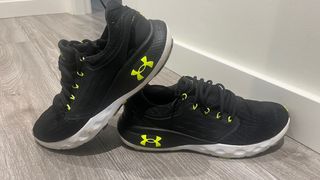 Zapatillas Under Armour Running Negras y Amarillas