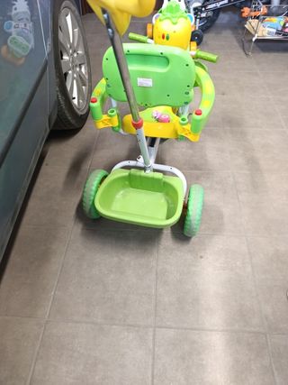 Triciclo infantil amarillo y verde con volante
