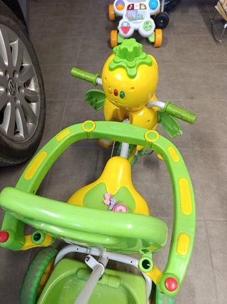 Triciclo infantil amarillo y verde con volante