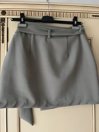 Falda corta gris con bolsillo y cinturón
