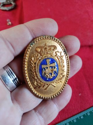 Antigua insignia militar dorada